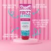 El-shampoo-Frizz-No-More-de-Creightons-defiende-de-la-humedad-al-mantener-su-uso-diario,-reduce-el-frizz-y-el-cabellos-se-siente-más-suave-y-manejable.-imagen-2